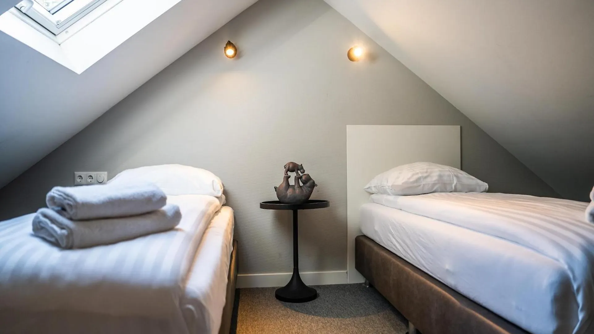Beautiful Lodge With A Nice Terrace, Located In A Holiday Park In Brabant Oirschot Holiday home